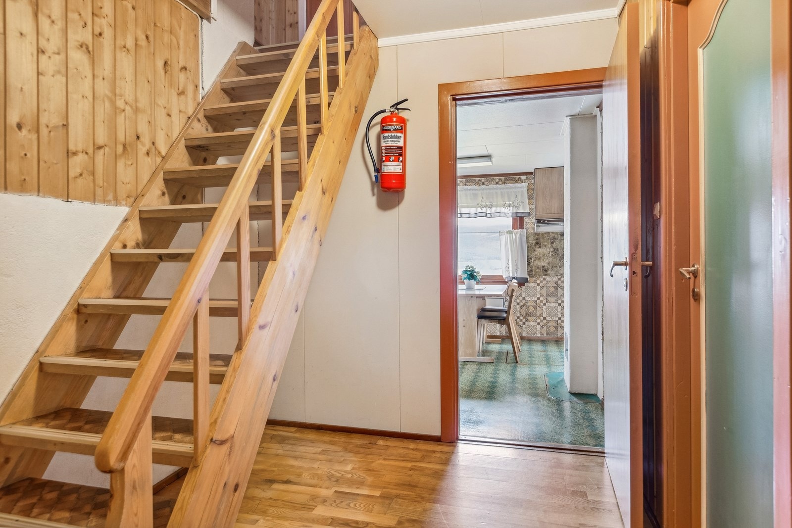 Fra gangen er det trapp opp til loftsetasjen med romslig gang og to soverom i god størrelse. Galleribilde