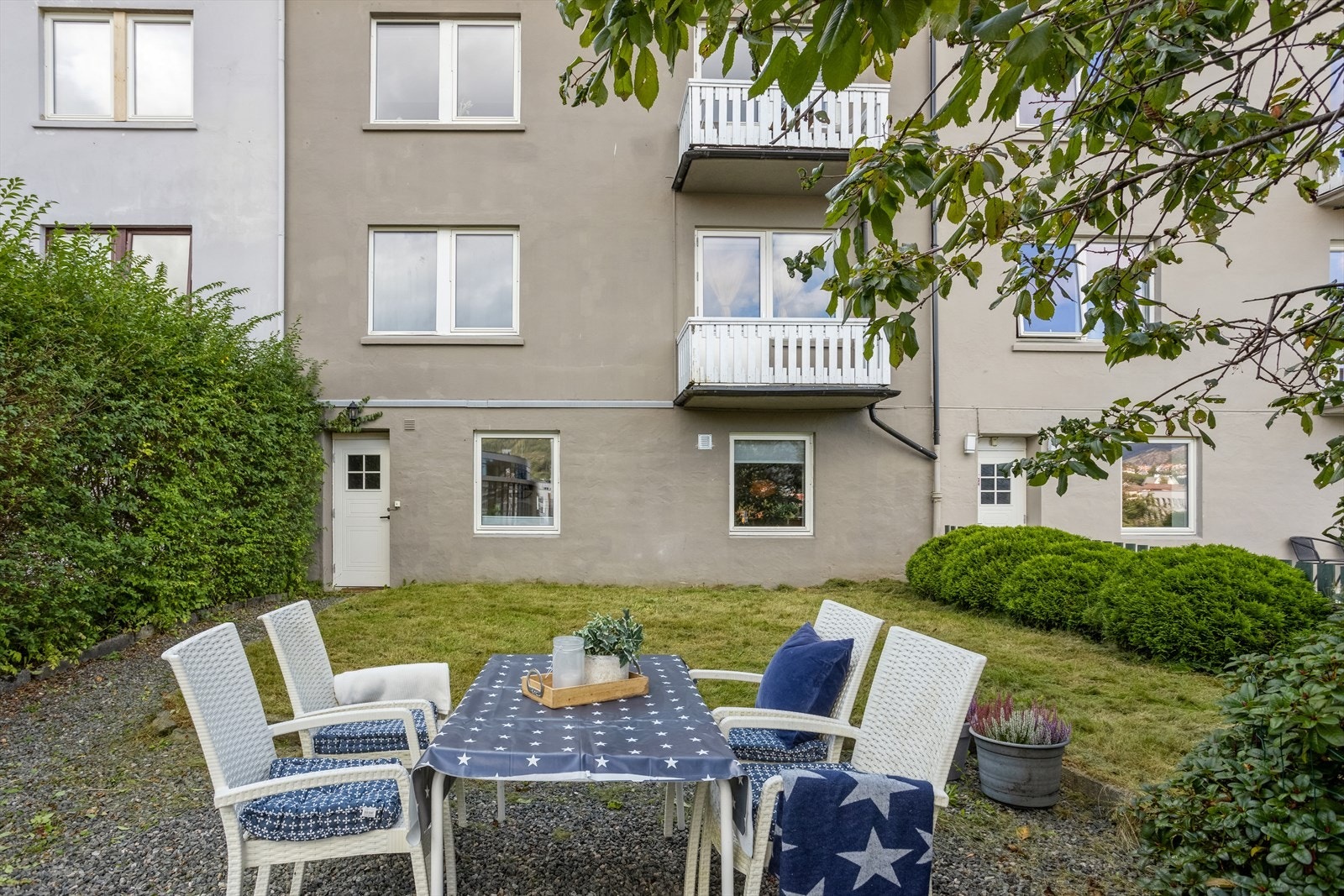Koselig uteplass som er felles for borettslaget. Galleribilde