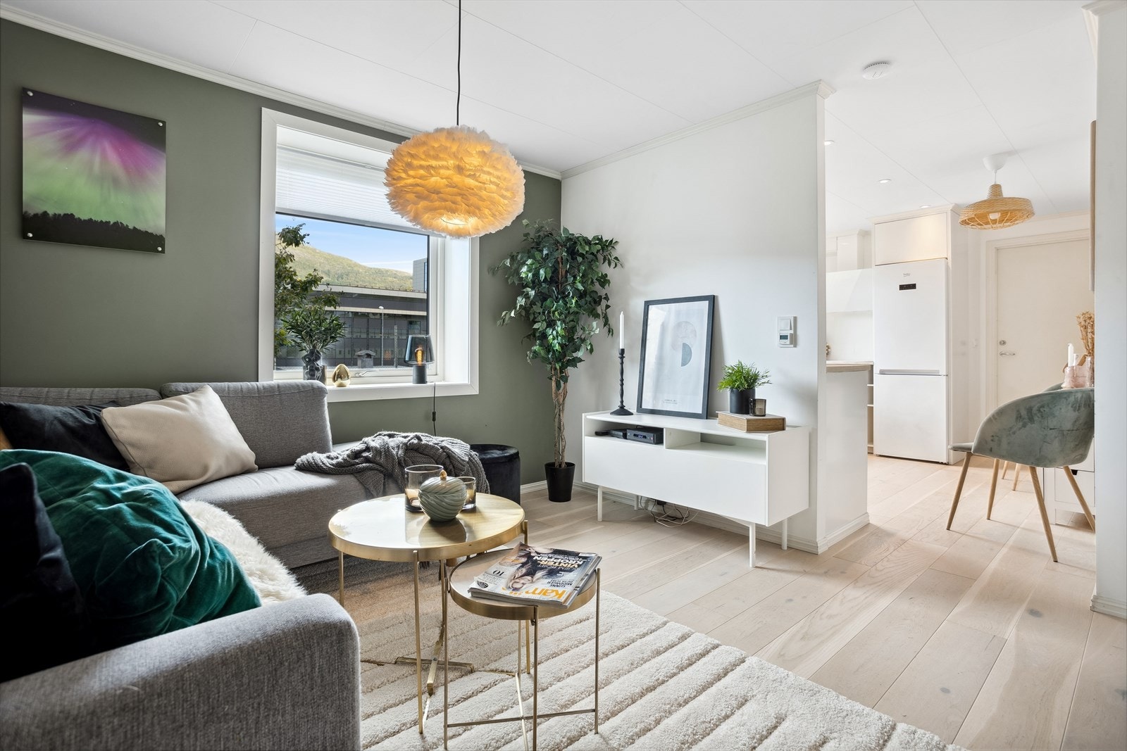 Leiligheten er oppgradert i 2018 med flott gulv og tidsriktige farger på vegger. Galleribilde