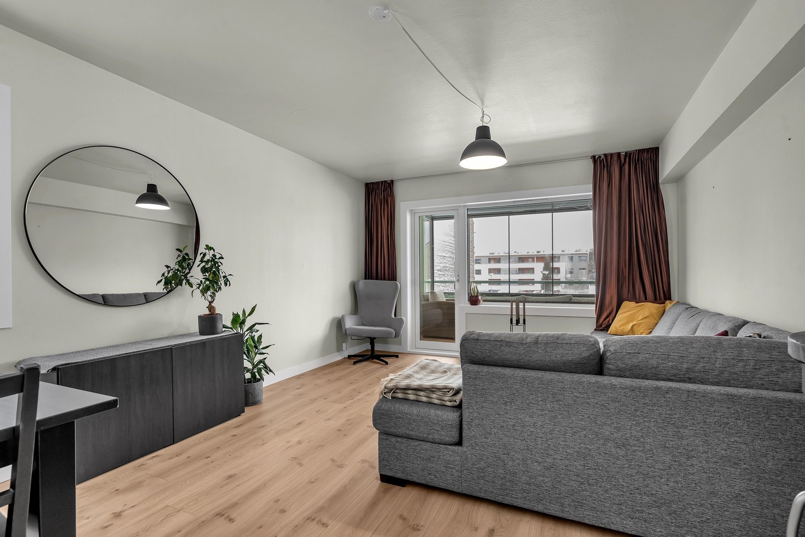 Fra stuen er det utgang til innglasset balkong Galleribilde