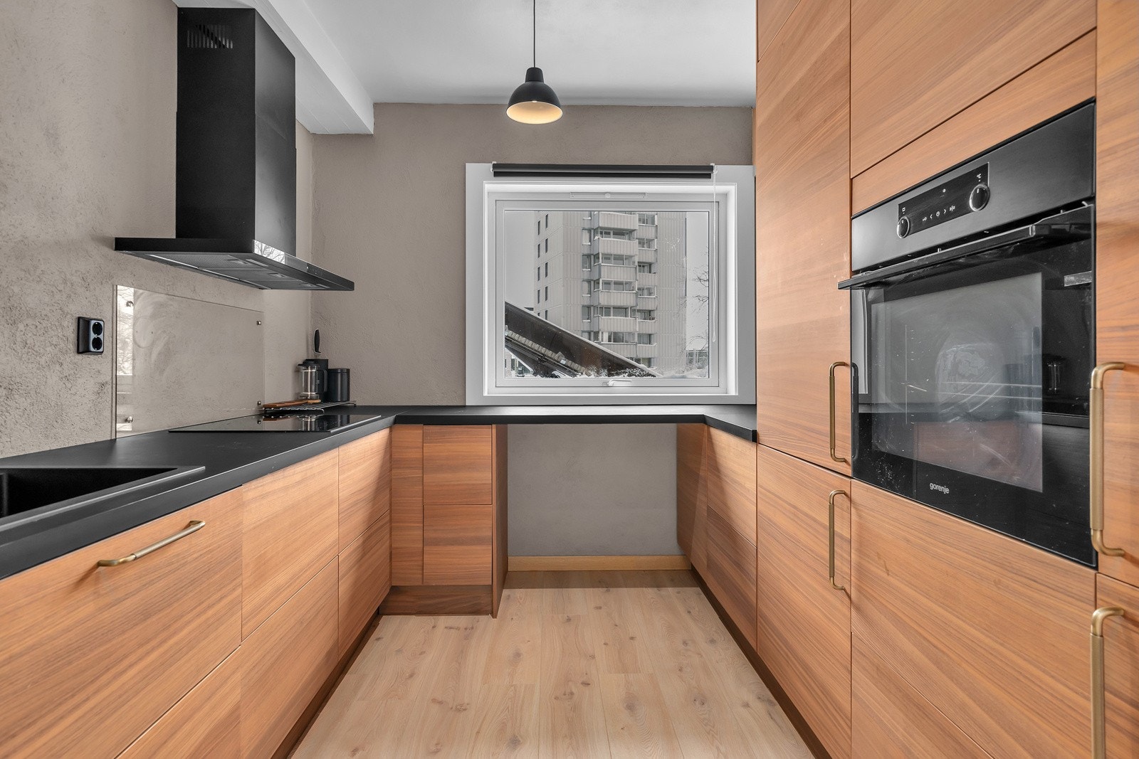 Lekkert kjøkken fra 2021 med god benk- og skapplass Galleribilde