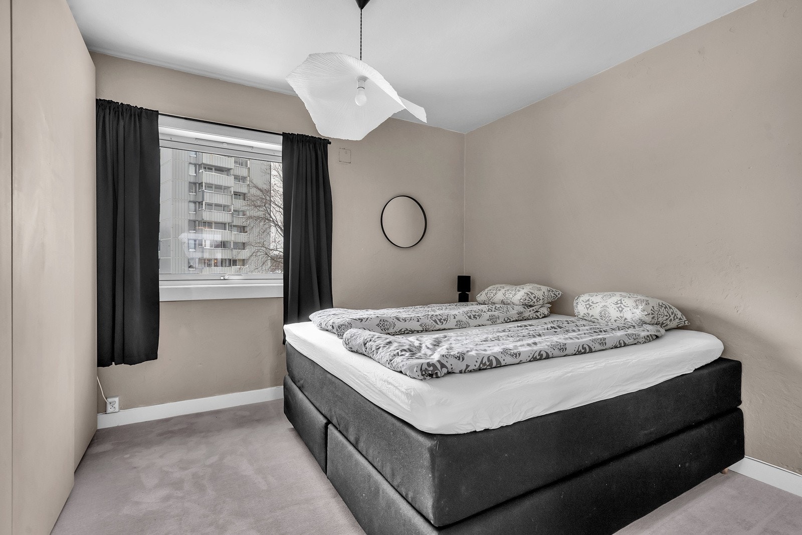 Soverom 1 med god plass til dobbeltseng. Det medfølger stor skyvedørsgarderobe Galleribilde