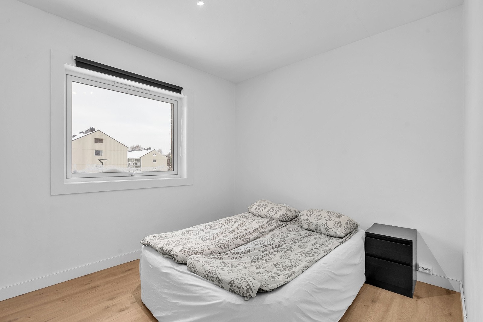 Soverom 2 med plass til dobbeltseng og garderobeløsning Galleribilde