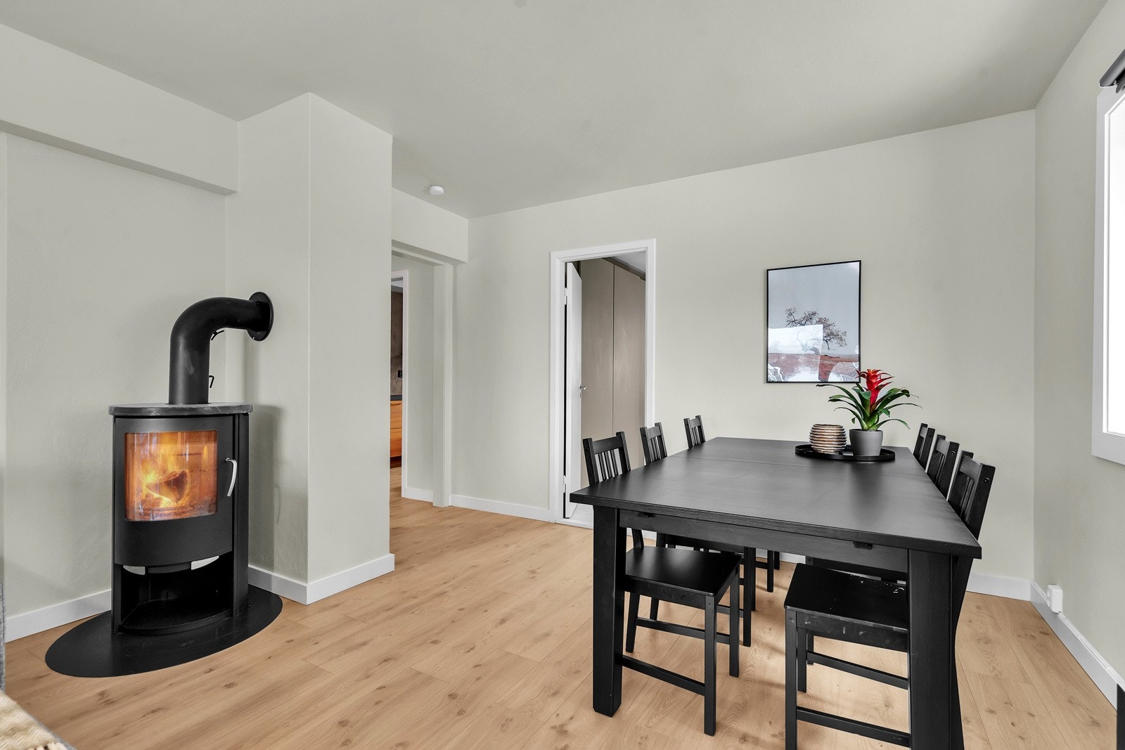 Koselig vedovn som varmer godt på kalde høst- og vinterdager Galleribilde