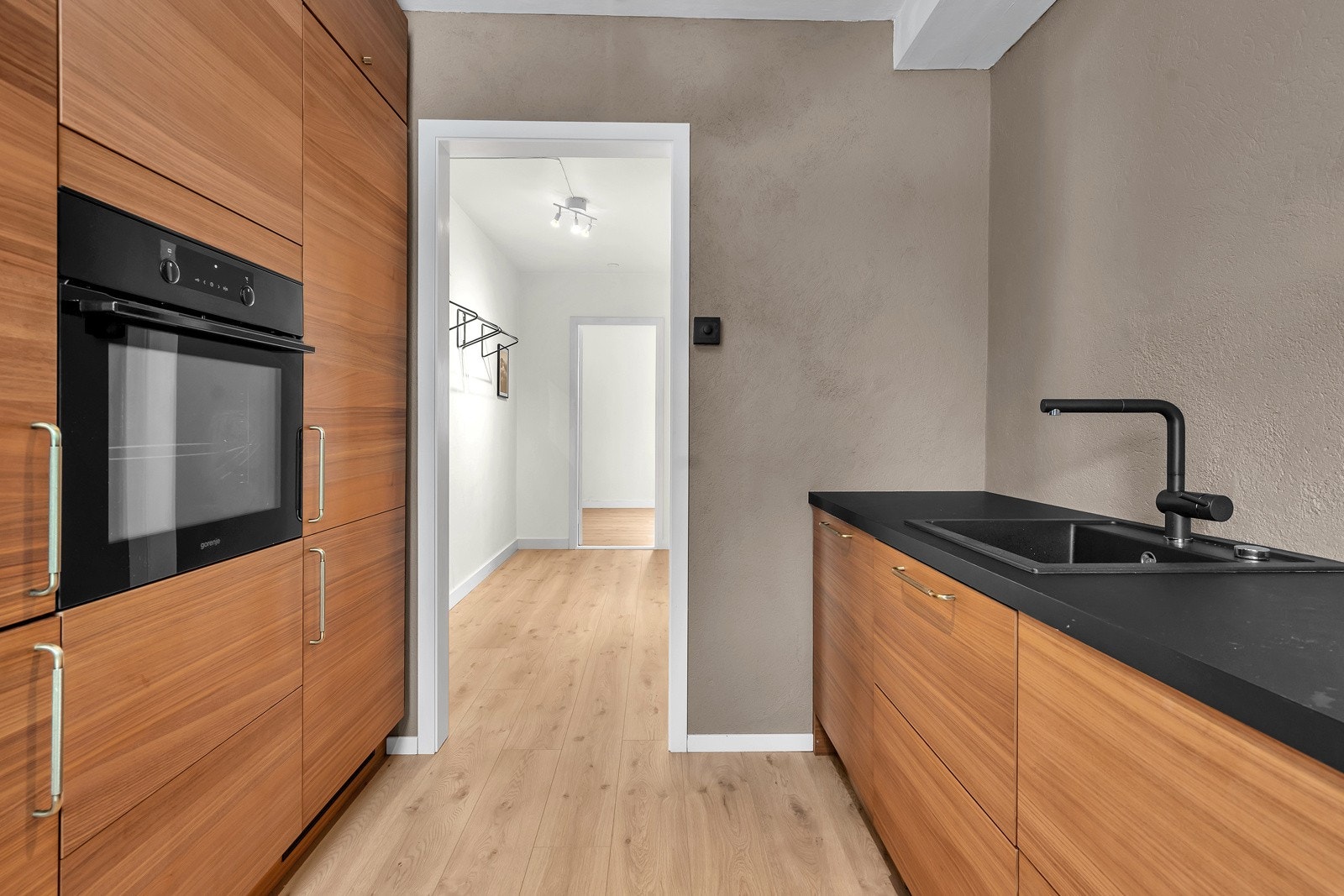 På kjøkkenet er det integrerte hvitevarer Galleribilde