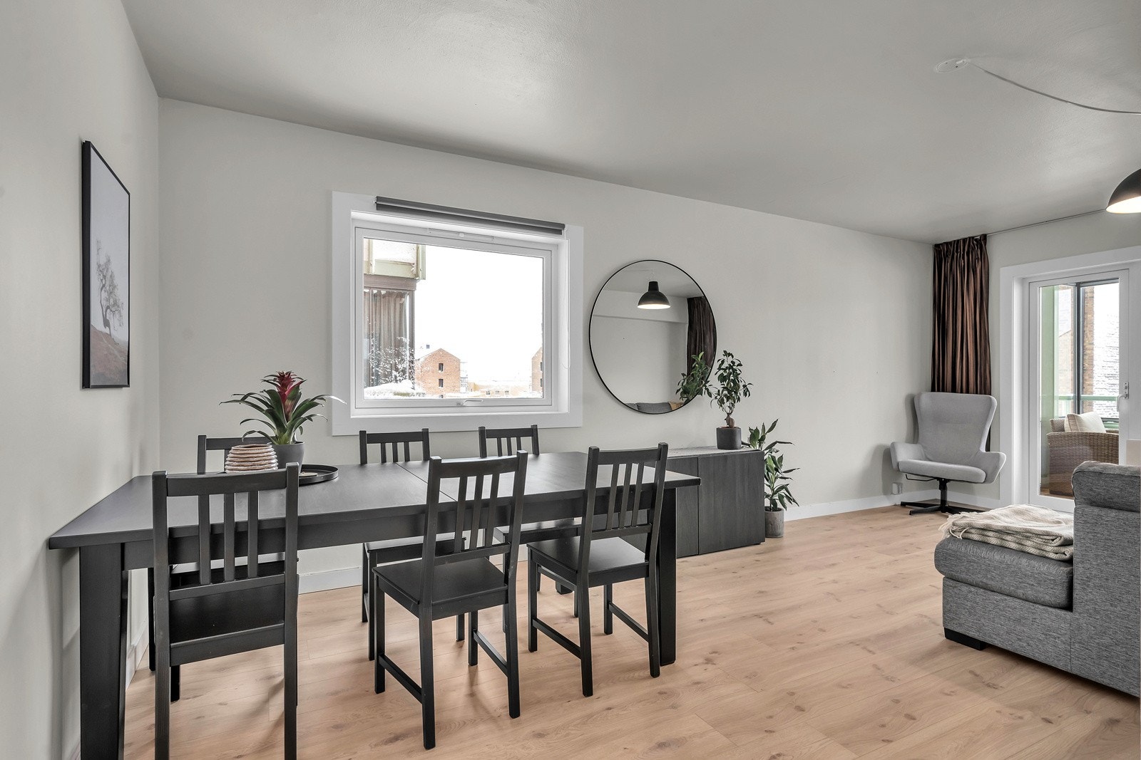 Store vinduer som slipper inn rikelig med naturlig lys Galleribilde