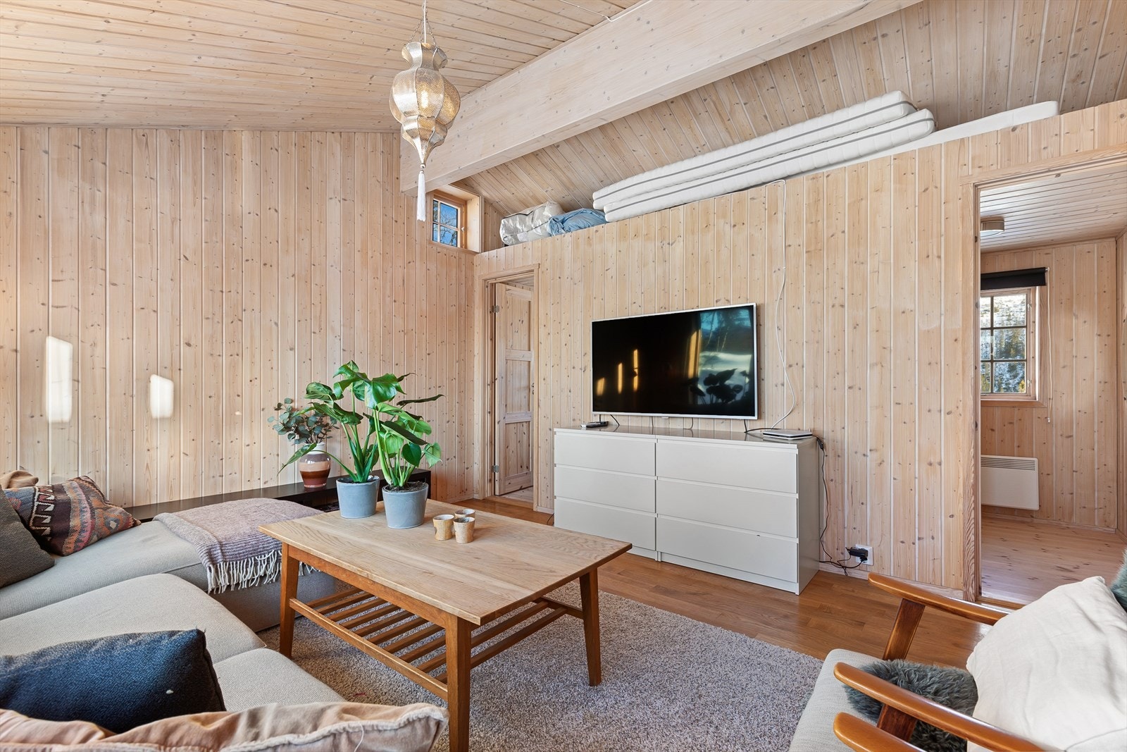 Stue 2 hvor man kan ha tv/spill - hems over soverommene for lagring Galleribilde