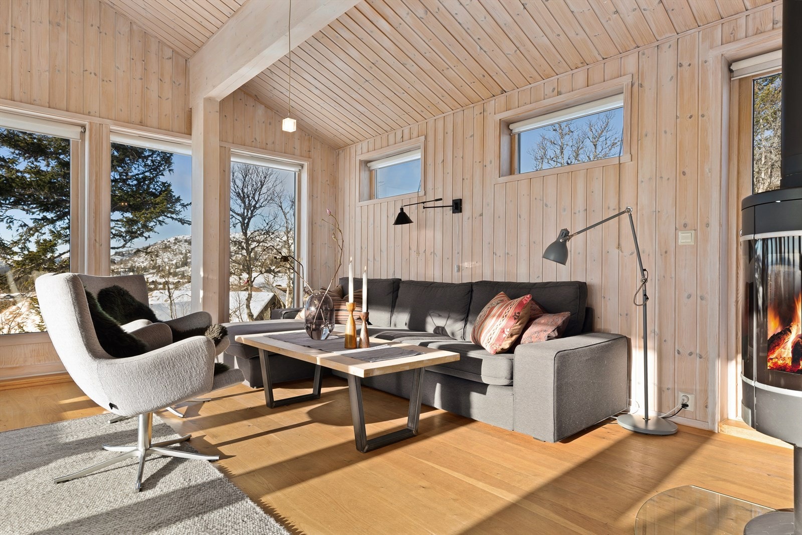 God plass til stor sofa i stuen Galleribilde