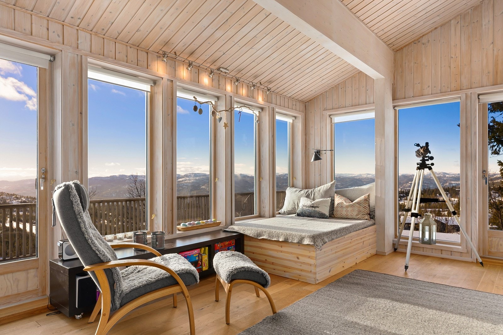 Daybed i stue hvor man kan lese en god bok og nyte utsikten Galleribilde