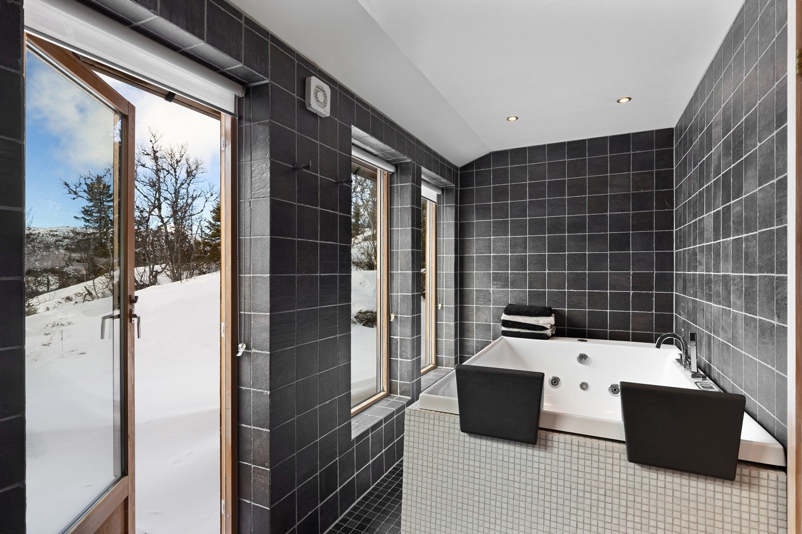 Hovedbad med direkte adkomst til terrasse - boblebadekar Galleribilde