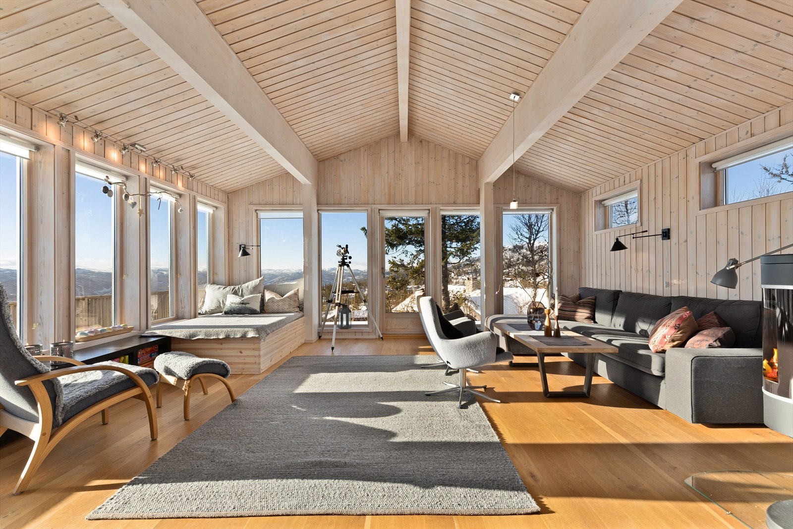 Hytta har mange romslige oppholdsrom med plass til hele familien Galleribilde