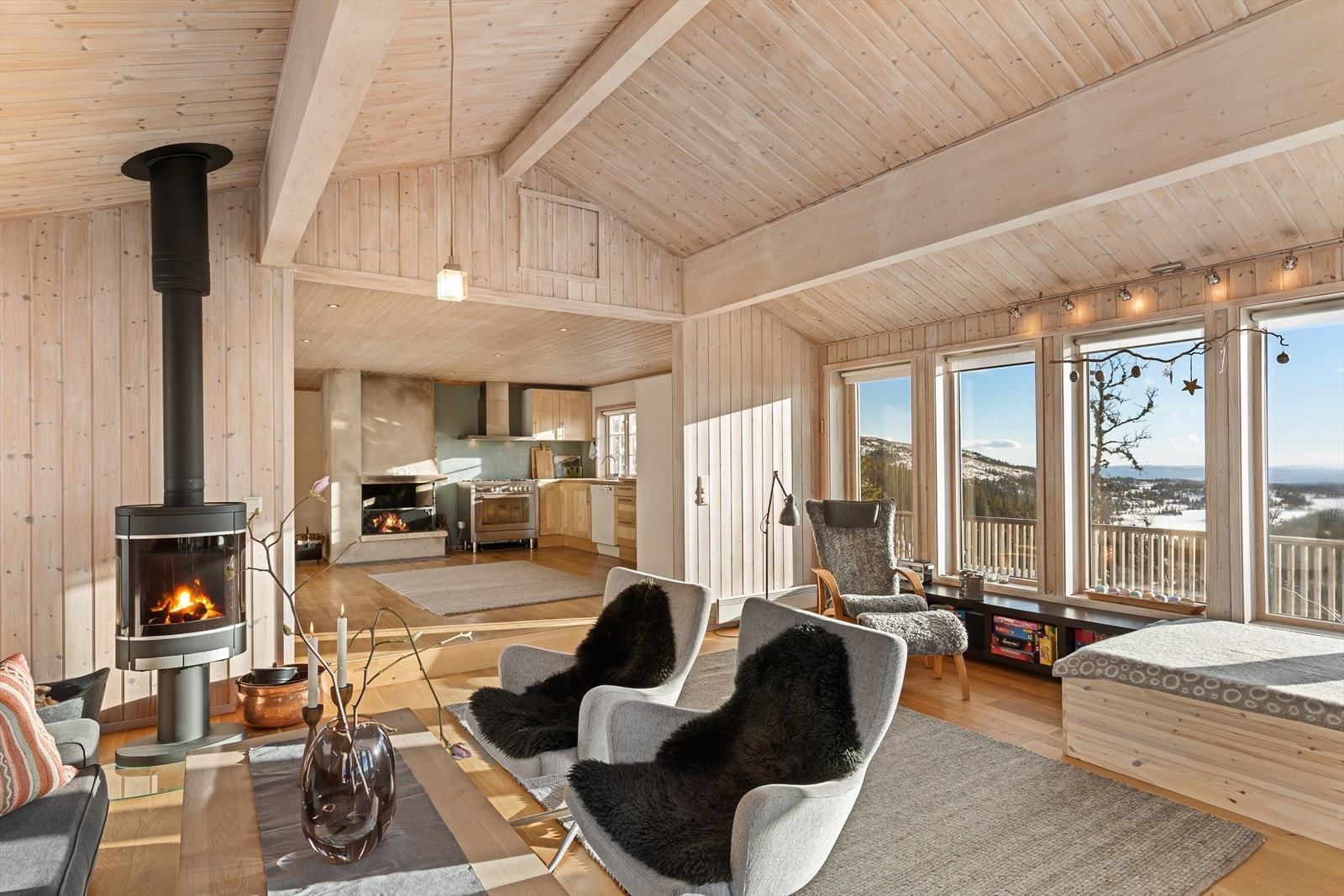 Det er god takhøyde i stuen Galleribilde