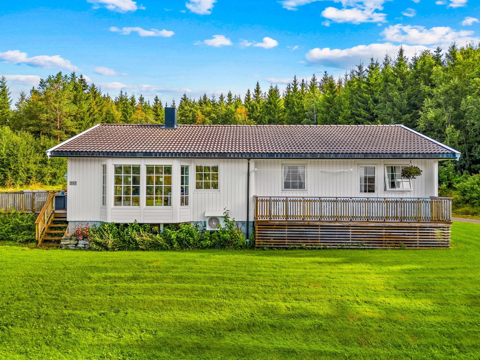 Pent opparbeidet uteareal med plen og beplantning Galleribilde