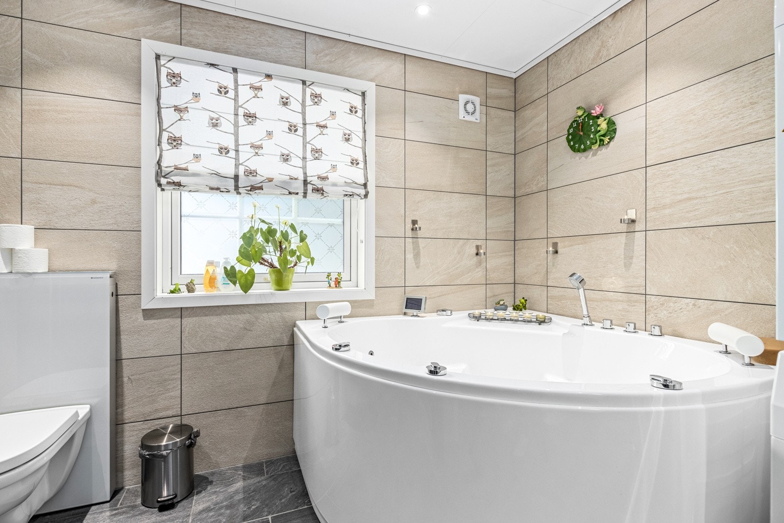 Badet er innredet med boblebad, dusjnisje og vegghengt toalett Galleribilde