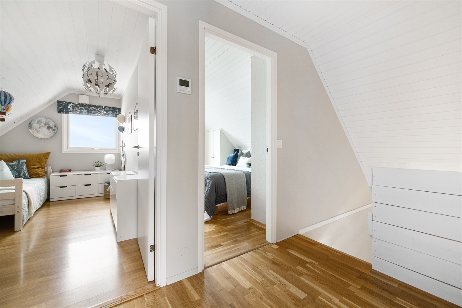 2 etasje har 3 soverom og lekkert bad med badekar. Galleribilde