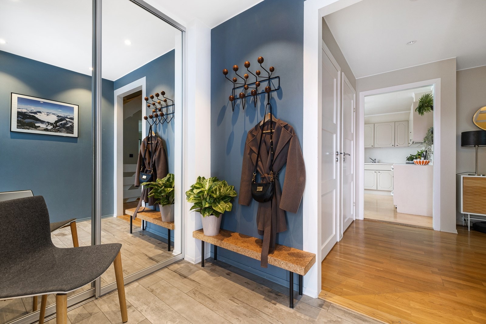 Velkommen inn - hyggelig entrè med stor garderobe med plass til hele familiens utegarderobe. Galleribilde