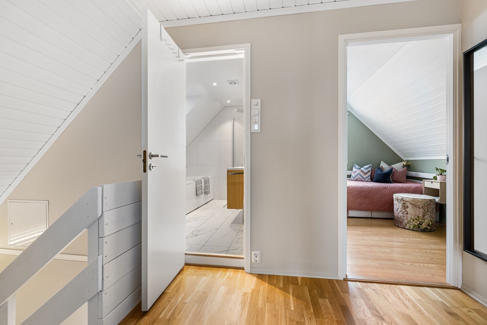 Lekkert og moderne bad fra 2016 med badekar og dusj. Galleribilde