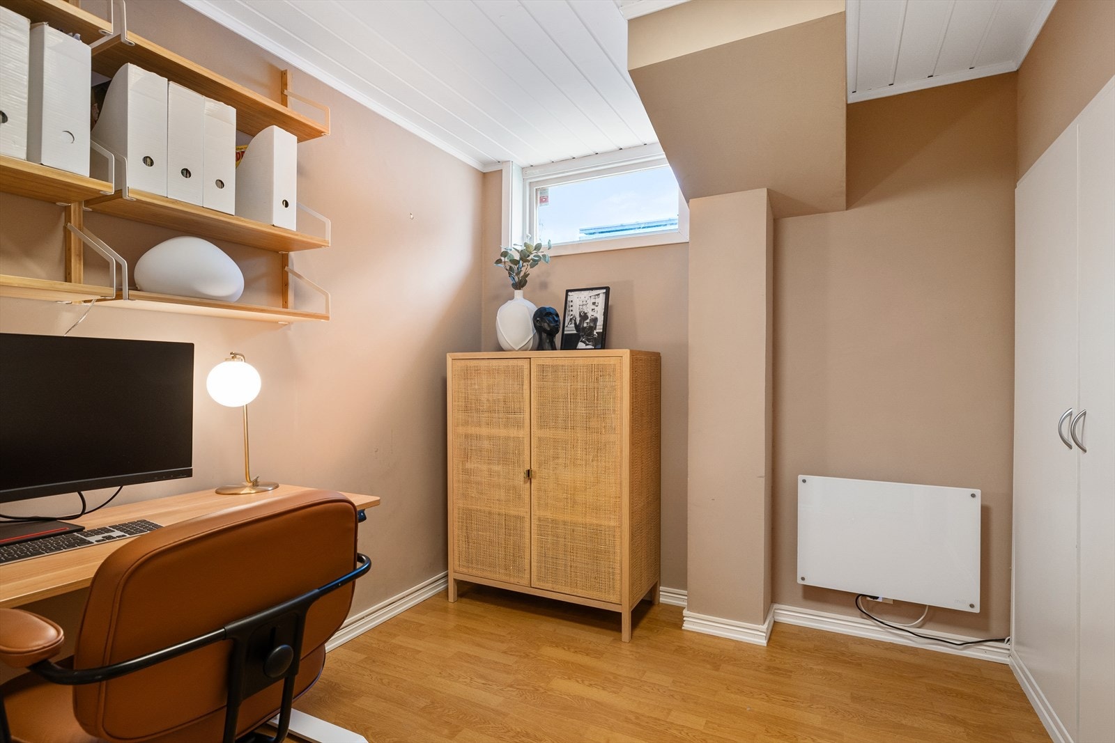Hjemmekontor med god plass til stort skrivebord, kontorinnredning mv. Galleribilde