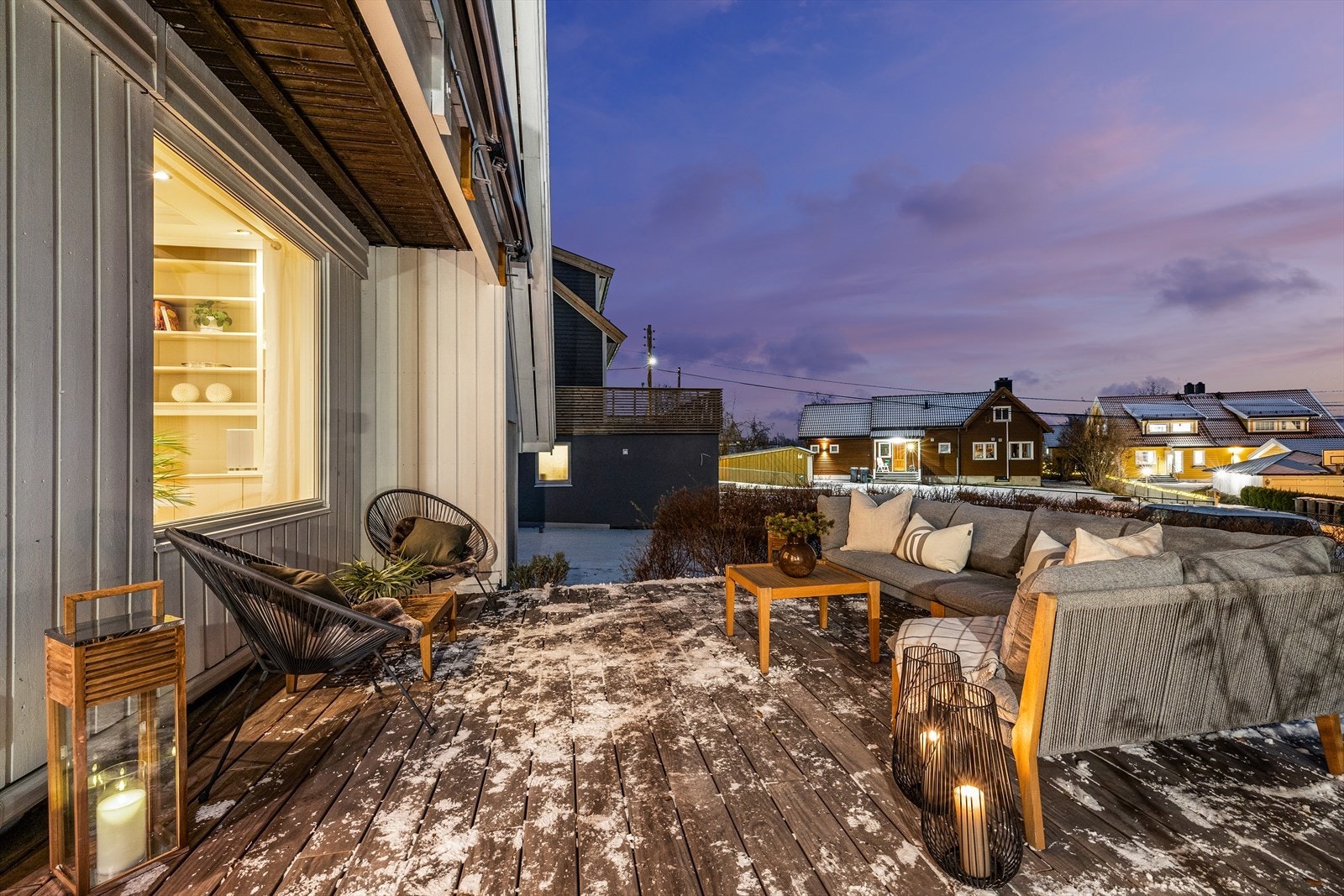 Terrasseplatting i Kebonytre på ca. 27 kvm. Det skal settes opp hekk mellom hus A og B. Galleribilde