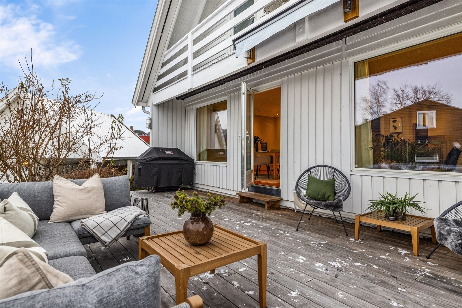 Solrik terrasseplatting bygget i 2021 med plass til herlig lounge, grill mv. Galleribilde