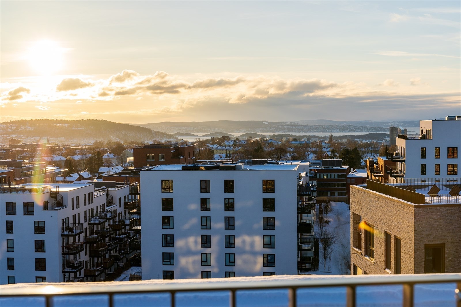 Her er det sol dagen land og en fantastisk utsikt ned til fjord og bort til Holmenkollen. Galleribilde