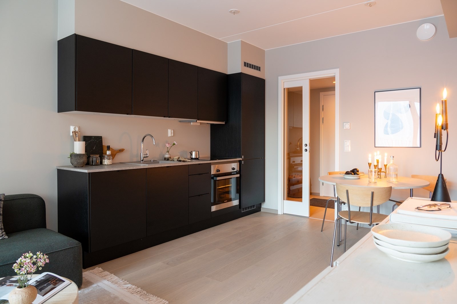 Fullintegrert kjøkken med hvitevarer fra Siemens, herunder nedfelt induksjon platetopp, stekeovn, oppvaskmaskin og kjøleskap. Waterguard under benk, avtrekksvifte over platetopp og komfyrvakt. Galleribilde