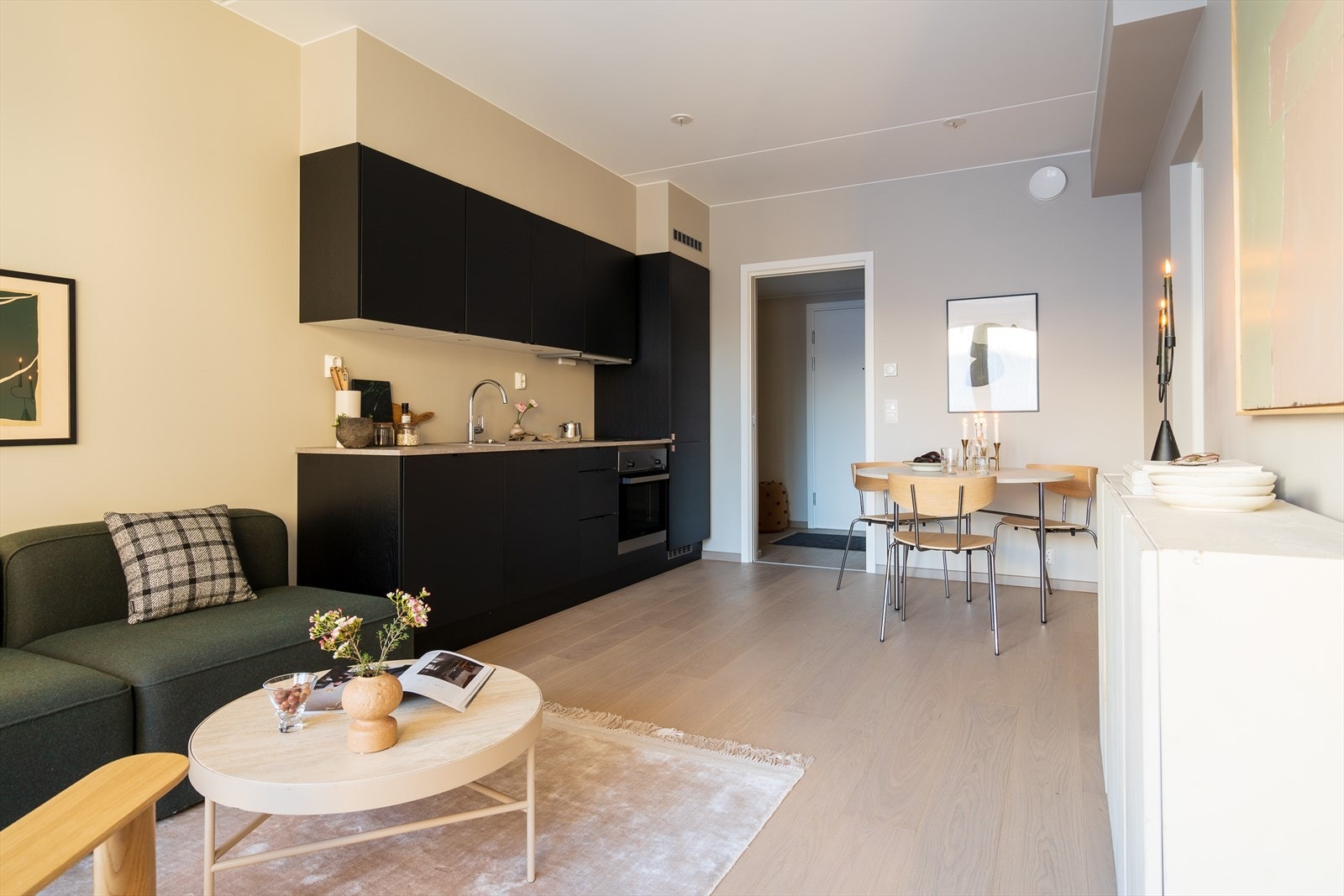 Kjøkken med mørke, delikate fronter og benkeplate med underlimt vaskekum og ett-greps blandebatteri. Galleribilde