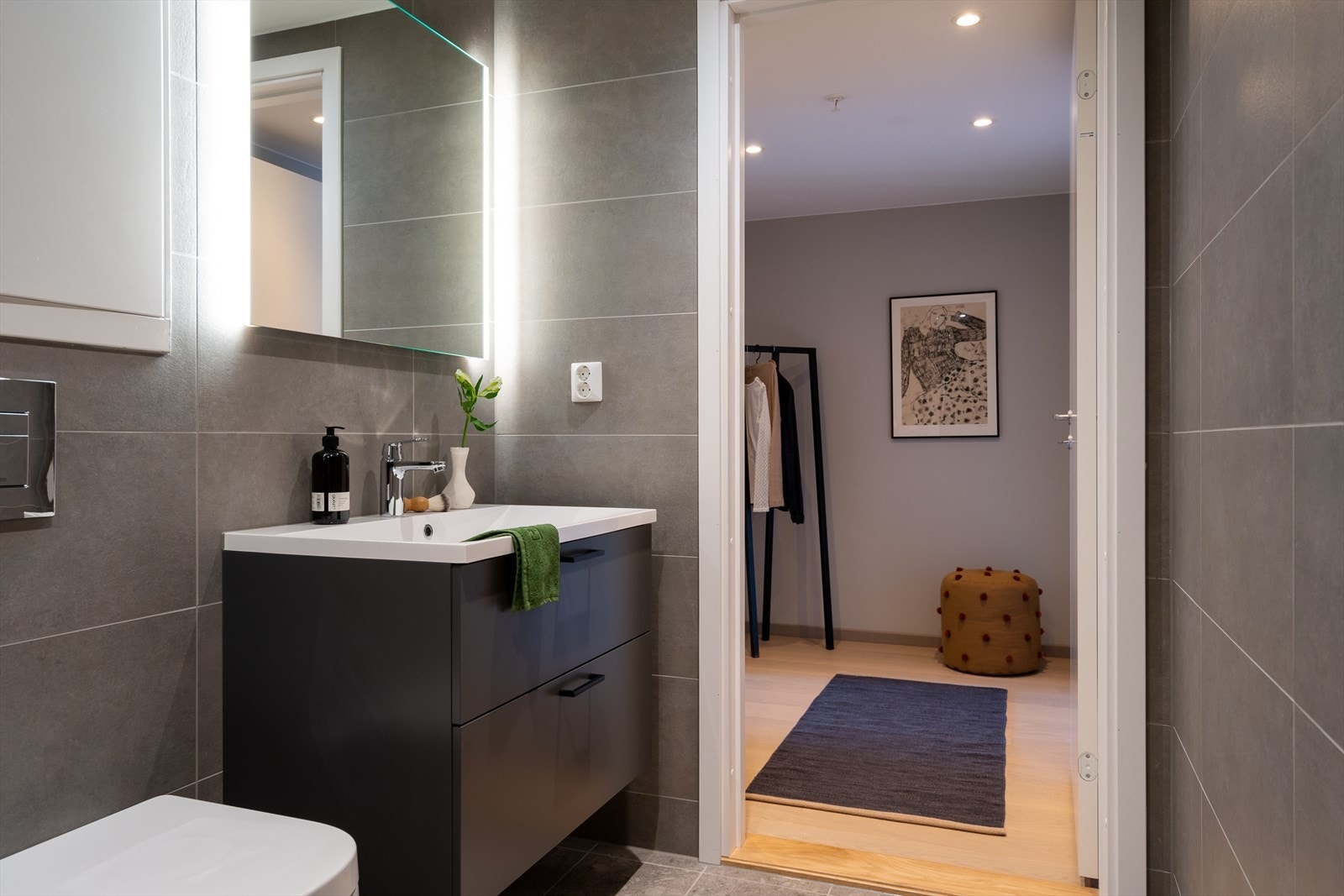 Det er også god plass til toalettsaker i skapinnredningen samt speil med integrert belysning. Opplegg for vaskemaskin og tørketrommel i hjørnet. Galleribilde