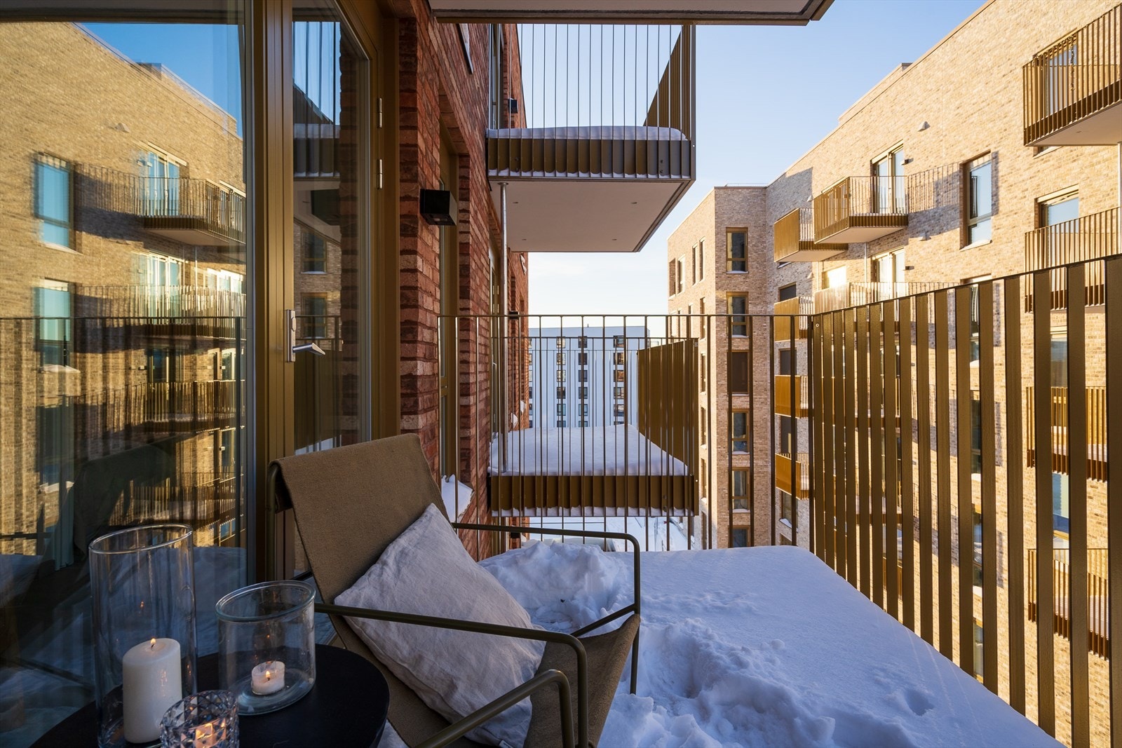 Balkongdekke er belagt med trykkimpregnerte terrassebord og det er god plass til utemøbler og planter. Galleribilde