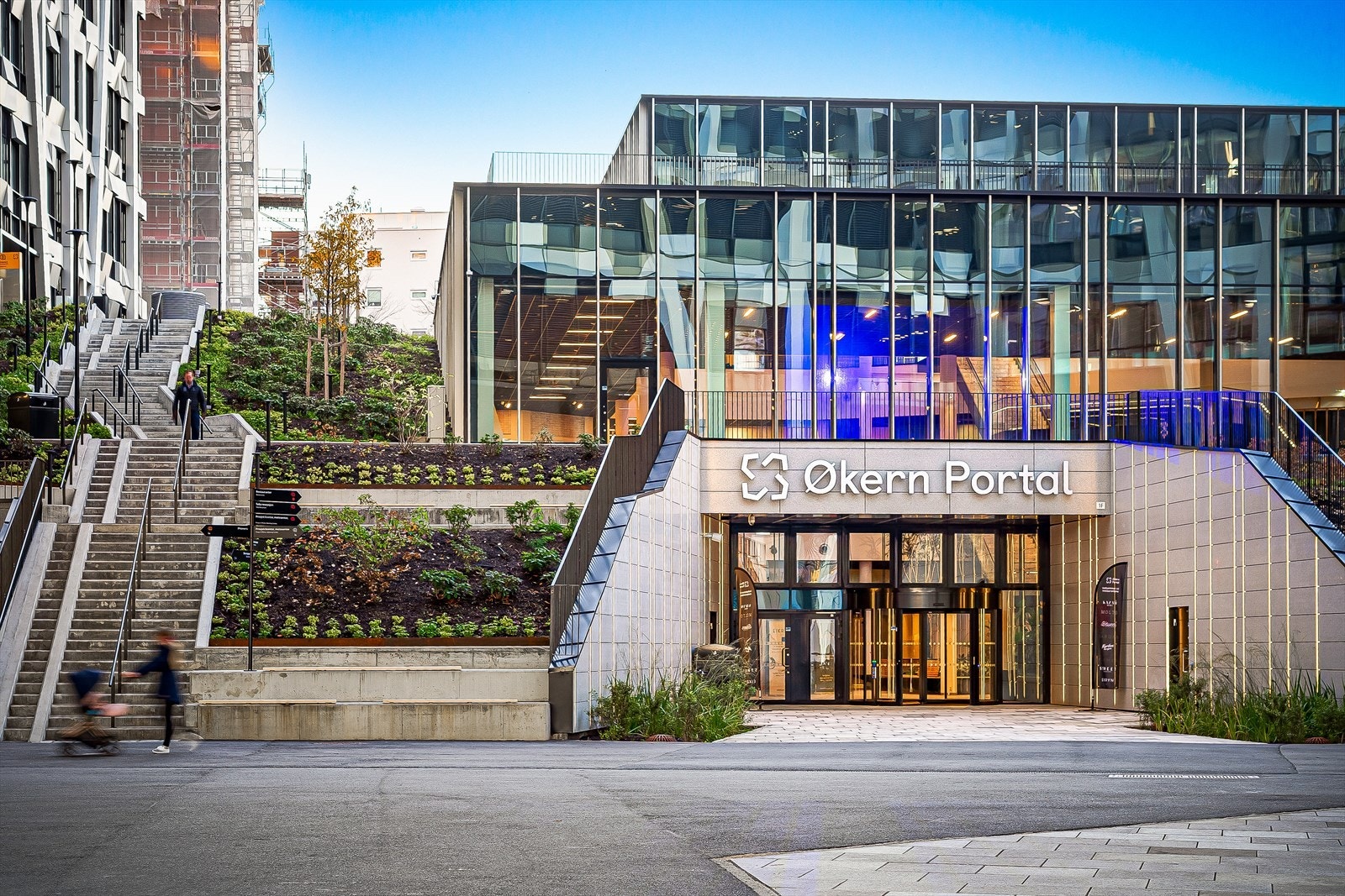 Økern Portal er et av prosjektene som har tilført Løren et sosialt samlingspunkt med flere spennende serveringstilbud og takterrasse på hele 13000 kvm med fantastisk utsikt Galleribilde