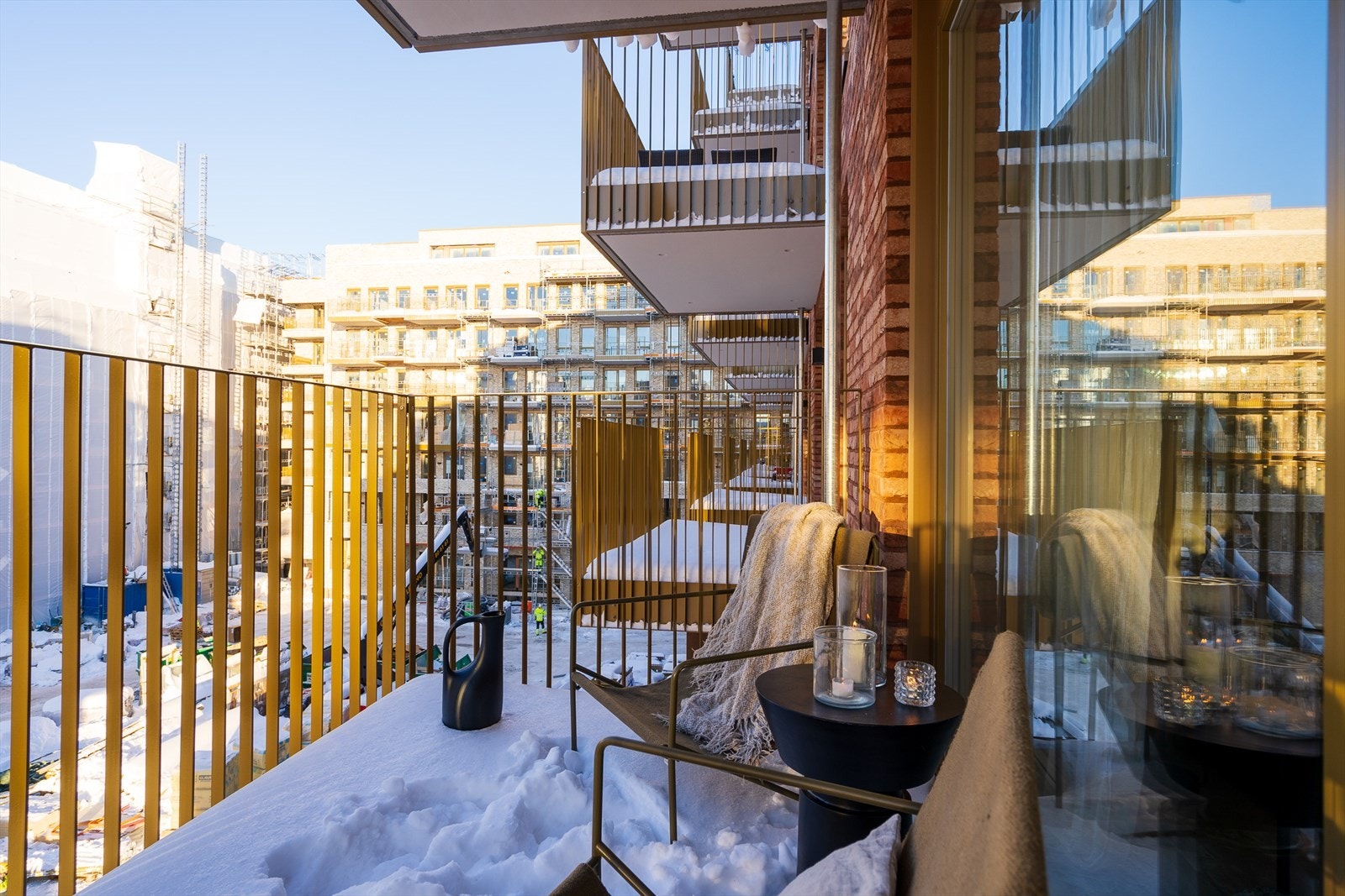 Balkongen har fin og fri utsikt mot gårdsrom og resten av Løren. Her har du gode solforhold til sent på kveld! Stikkontakt og utelys på vegg. Galleribilde