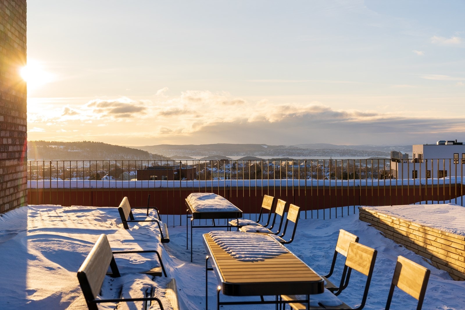 På takterrassen kan beboere nyte en fantastisk utsikt i retning fjorden, Holmenkollen, Ekeberg m.m. Galleribilde