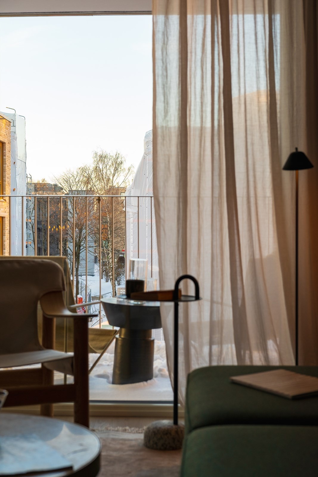 Store vindusflater fra gulv til tak kombinert med den gode takhøyden gir en romslig og god romfølelse. Galleribilde