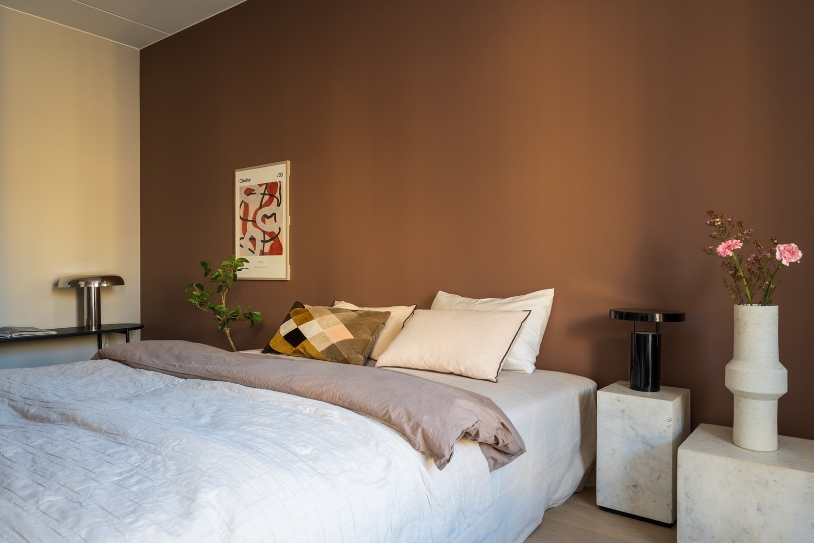 Her er det god plass til garderobeskap på den ene siden av sengen og kontorpult på den andre. Det er også mulig med skap på hver side av sengen om man ønsker. Galleribilde