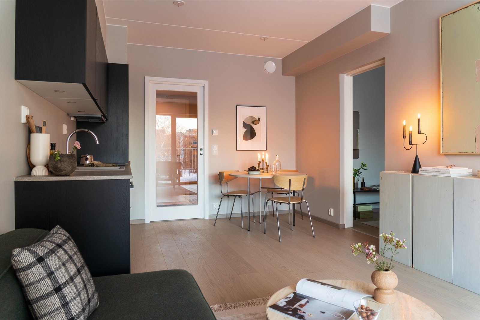 Det er vannbåren gulvvarme i hele boligen som gir en lun og behagelig atmosfære samt lavere strømregninger. Galleribilde