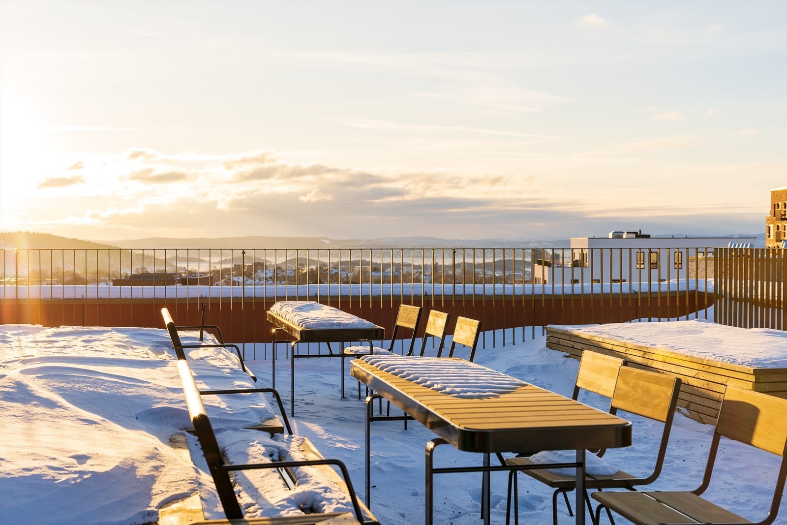 Tar du heisen opp til øverste etasje, har du gleden av en takterrasse med fantastisk utsikt og sittegrupper. Galleribilde