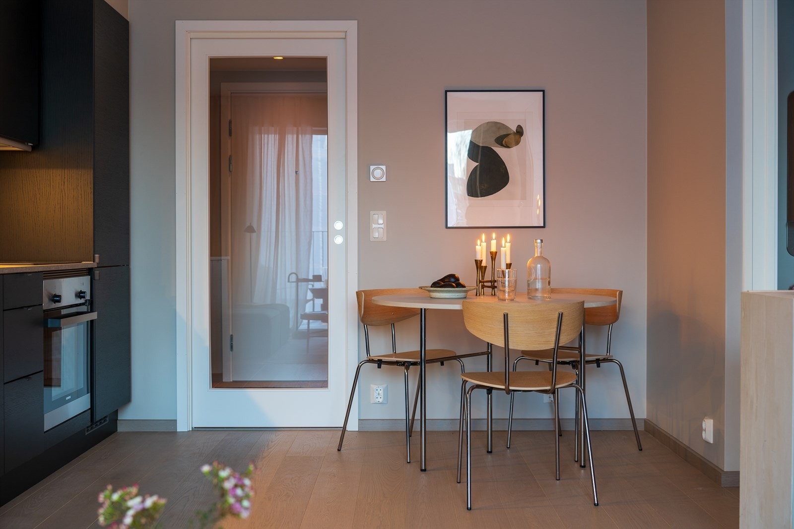 Stuen har gode soner for innredning både av sofa og spisebord. Galleribilde