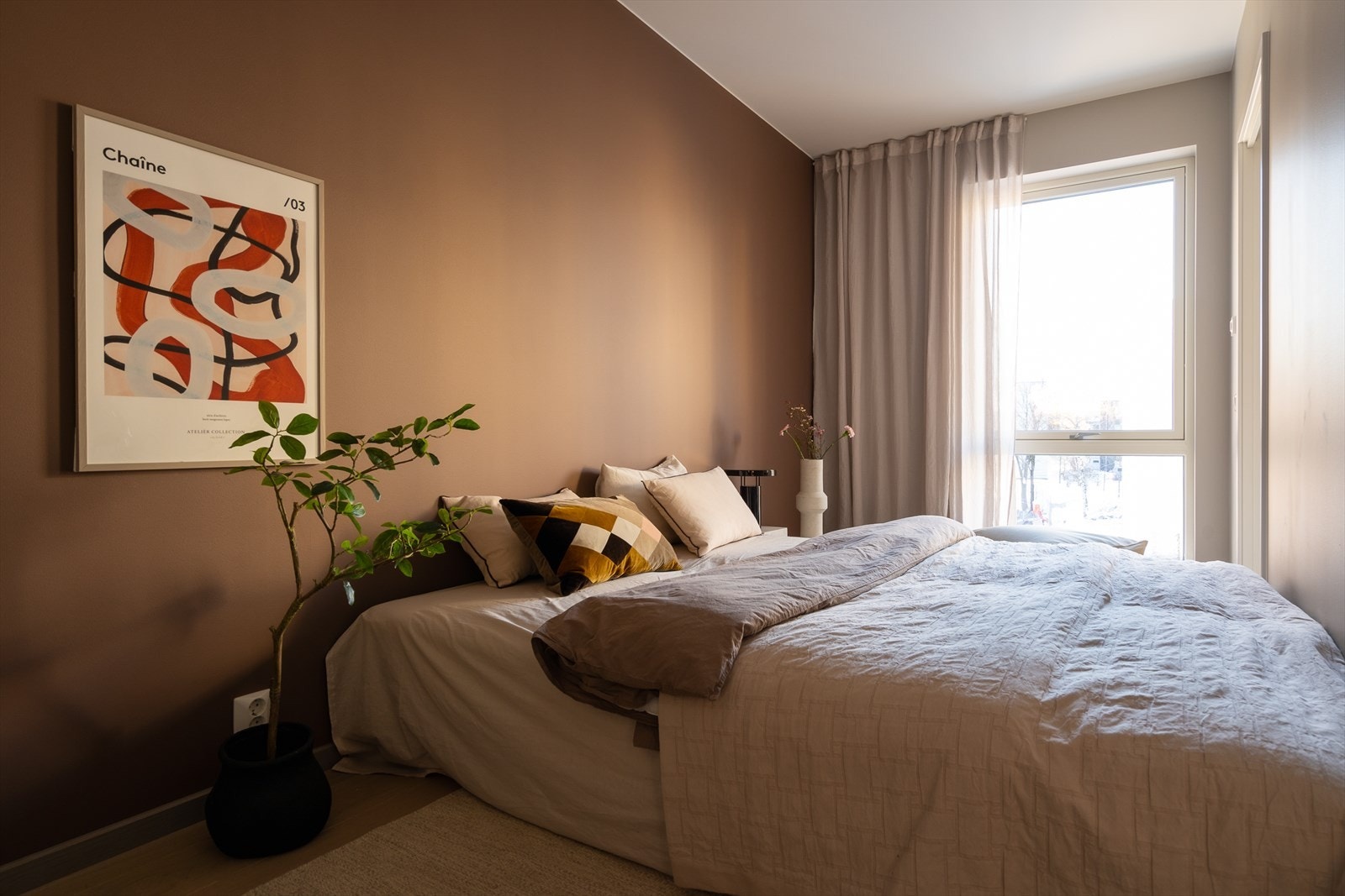 Romslig pg luftig soverom med god plass til stor dobbeltseng og avsatt plass til garderobeskap. Galleribilde