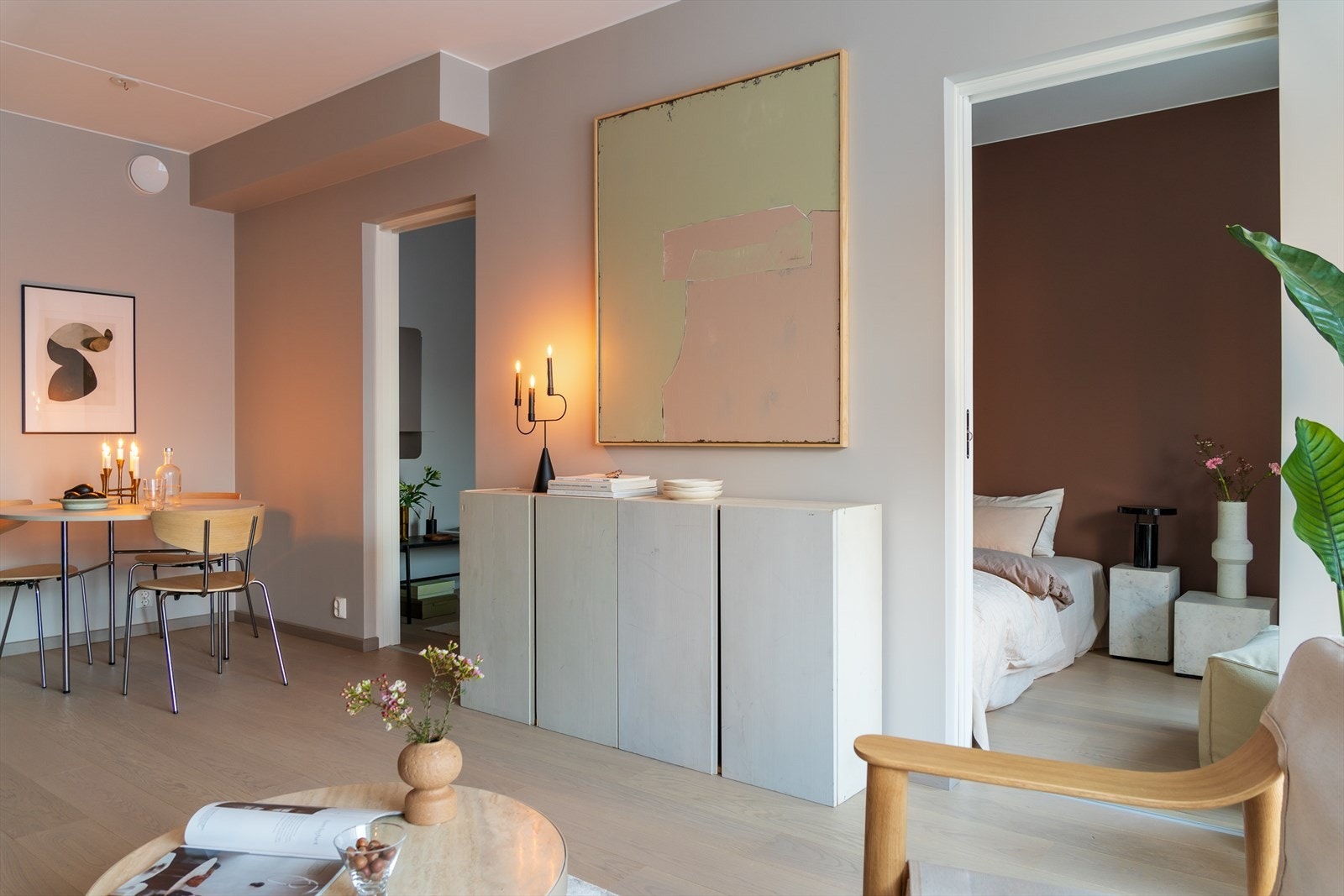 Store vindusflater fra gulv til tak kombinert med den gode takhøyden gir en romslig og god romfølelse. Galleribilde