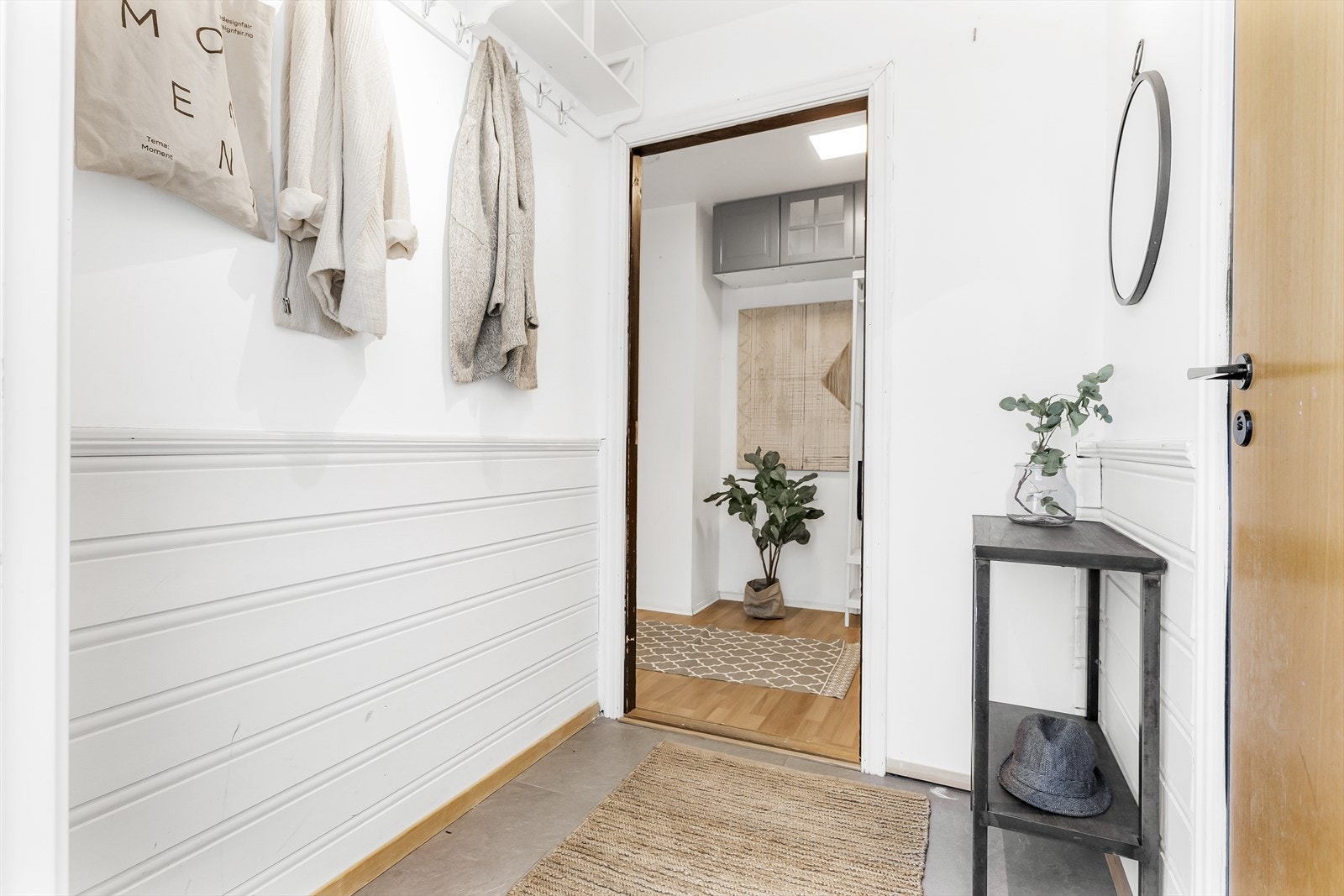 Romslig entré når du kommer inn i boligen. Galleribilde