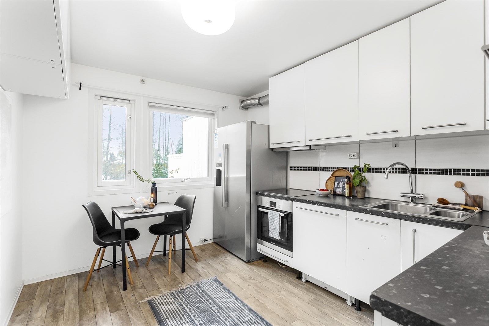 Kjøkkenet ligger i eget rom og har takhøy innredning fra 2017. Galleribilde