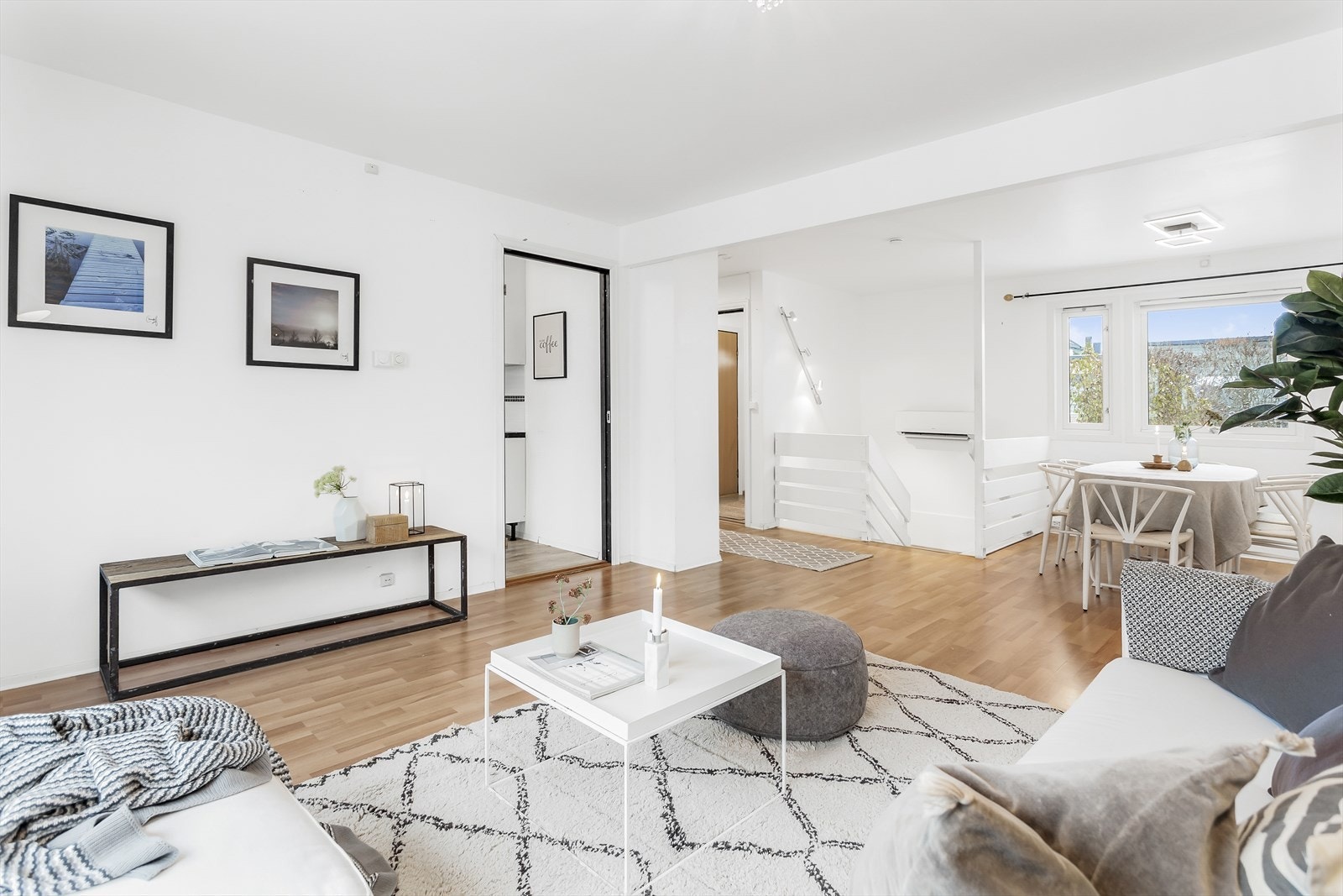 Stuens utforming danner flere naturlige møbleringssoner. Galleribilde