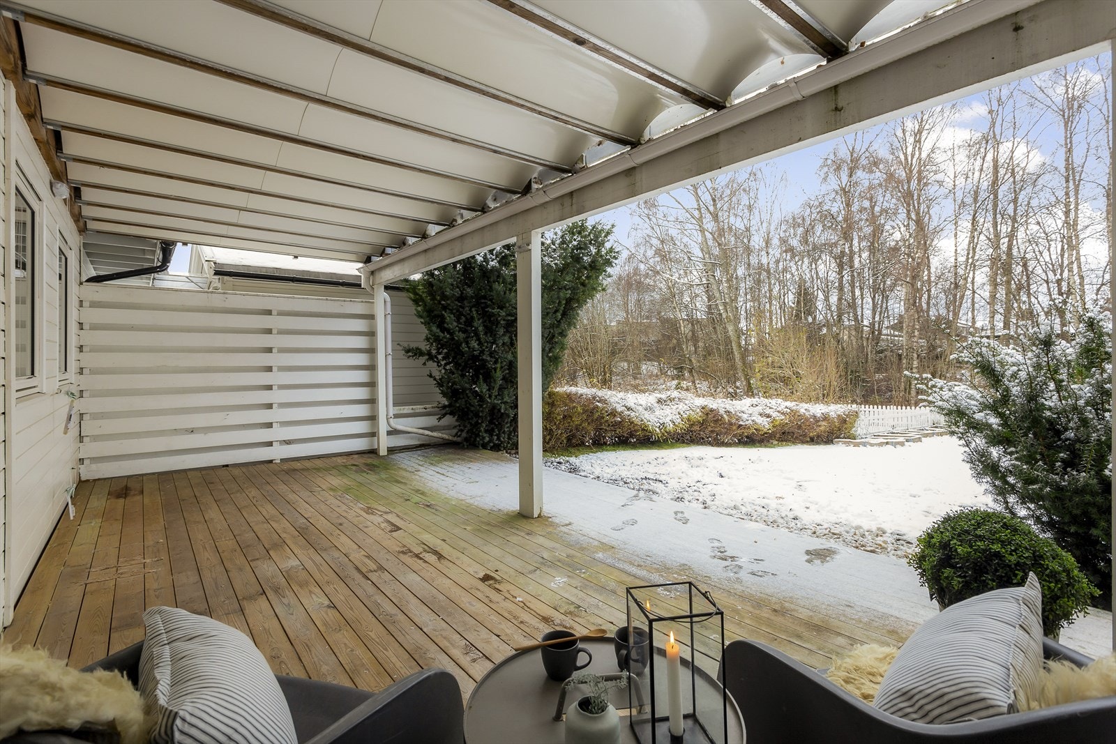 Koselig overbygd terrasse med god plass til egnede utemøbler. Galleribilde