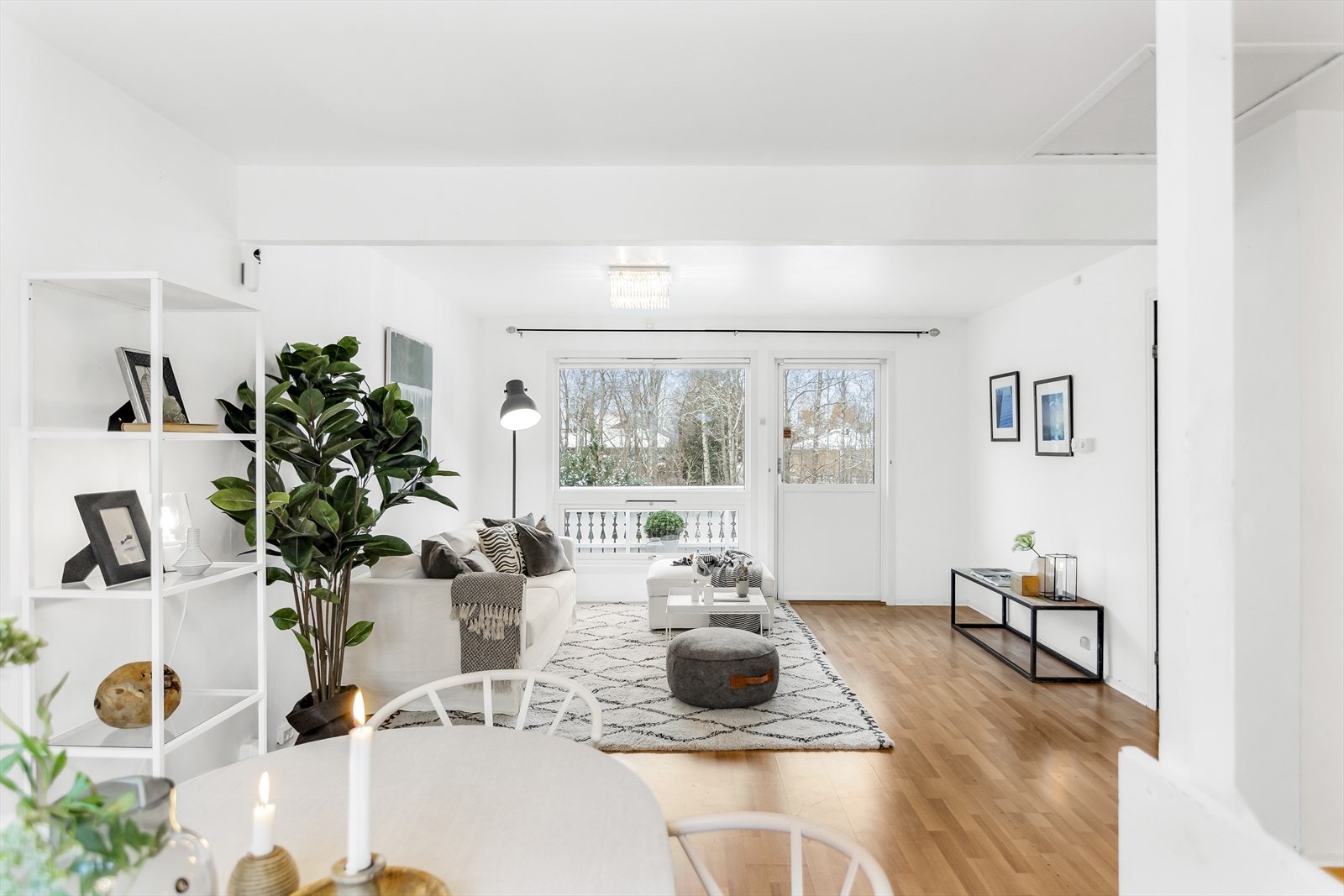 Boligen har romslig stue med pent, gjennomgående lys. Galleribilde