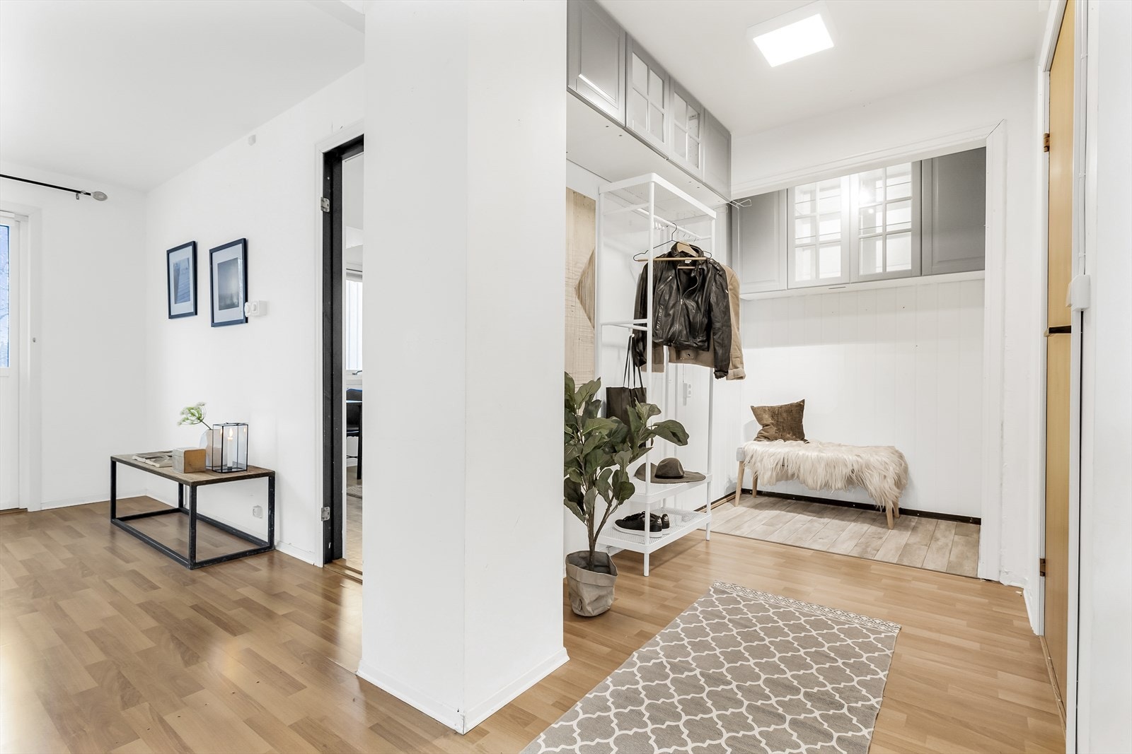 Mellomgang med flere muligheter. Galleribilde