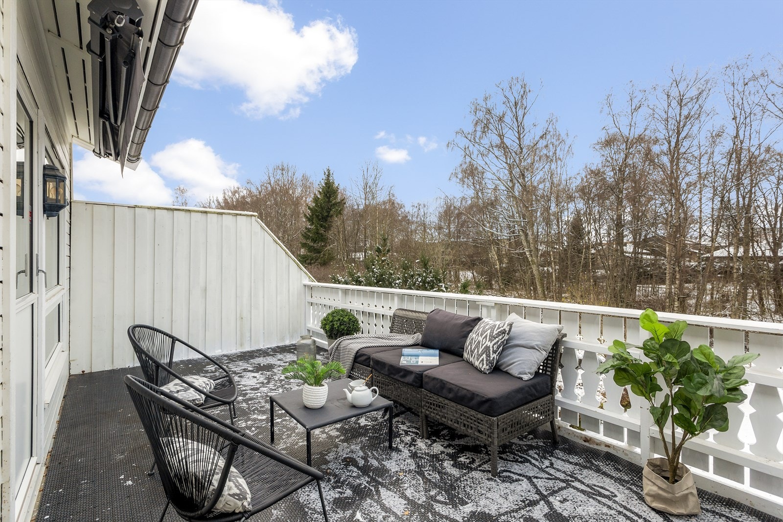 Fra stuen er det utgang til en koselig veranda. Galleribilde