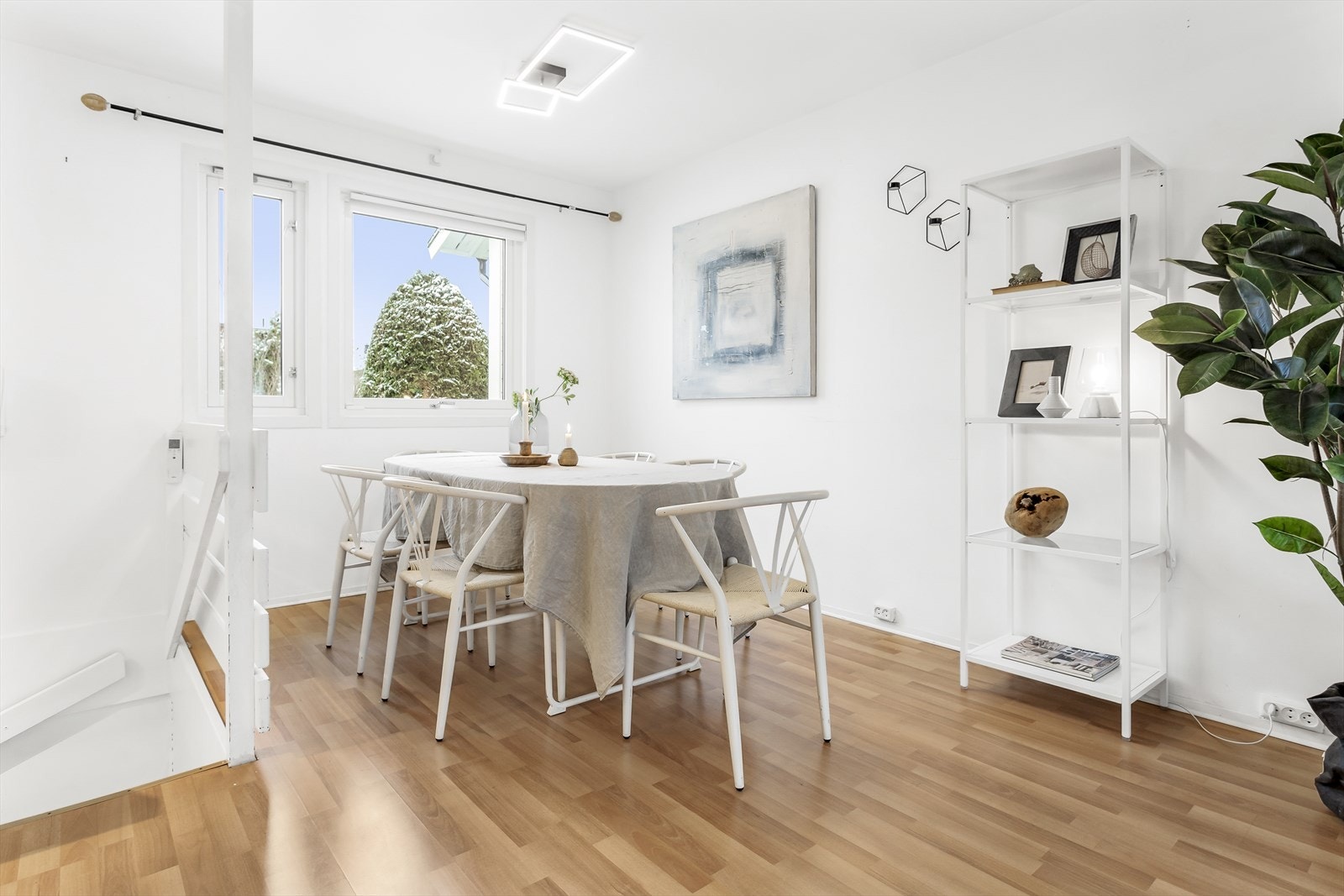 Spisestue med plass til egnede møbler. Galleribilde