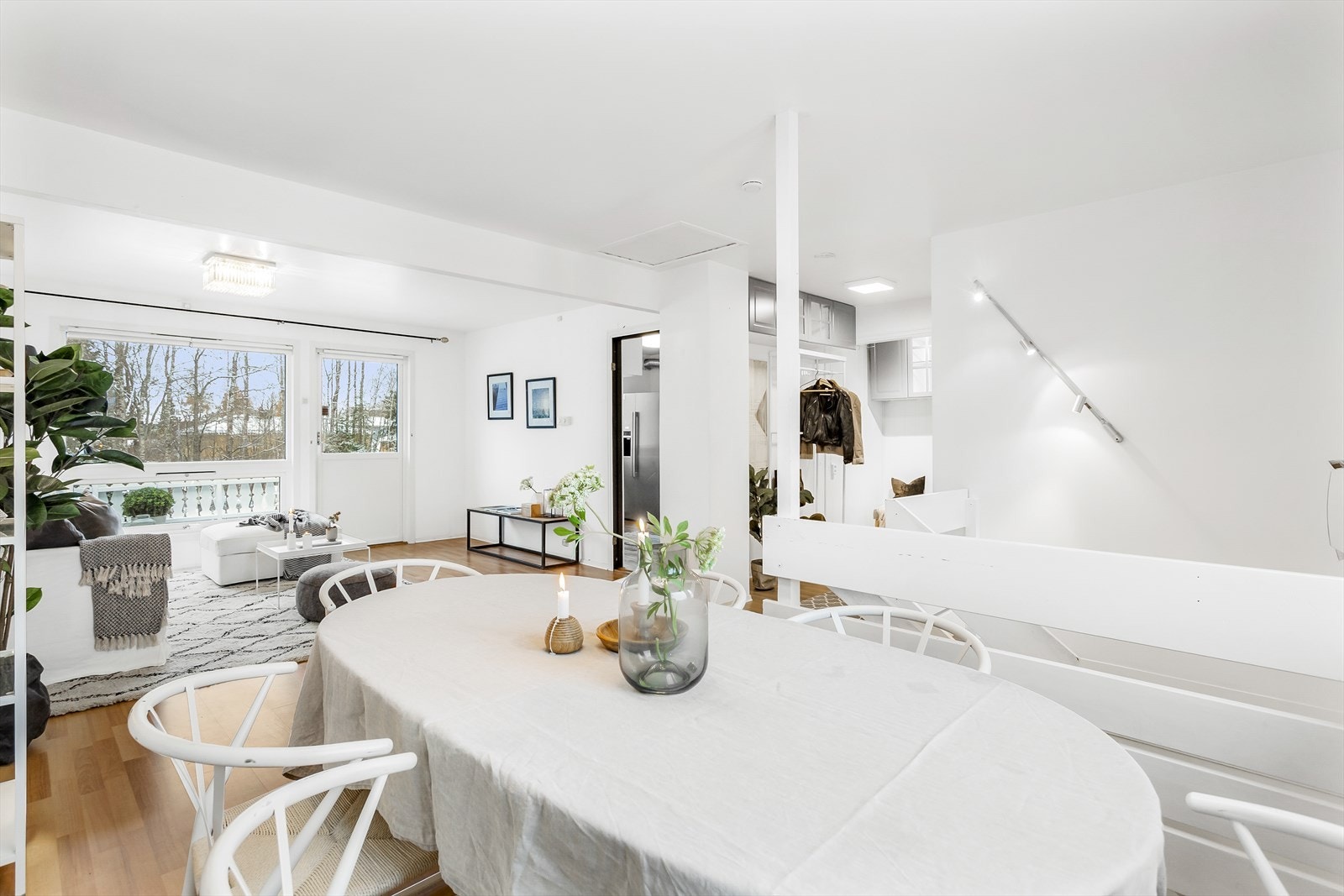 Spisestue/stue. Galleribilde