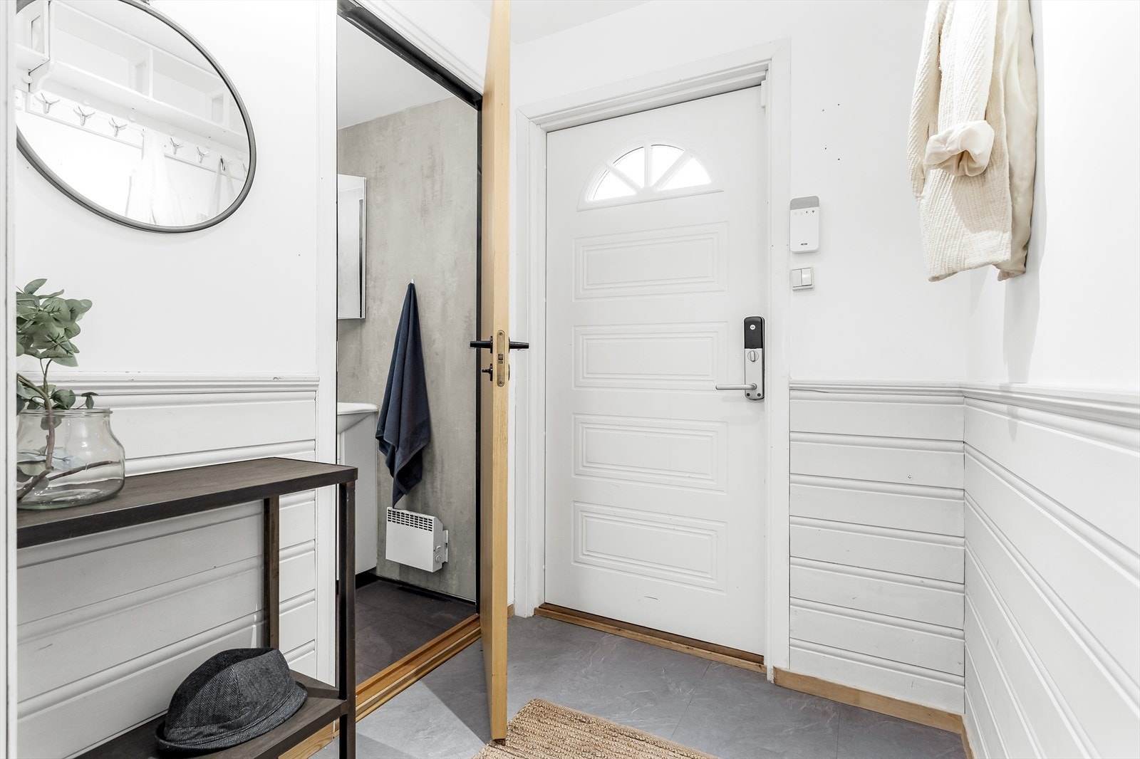 Praktisk toalettrom i entréen. Galleribilde