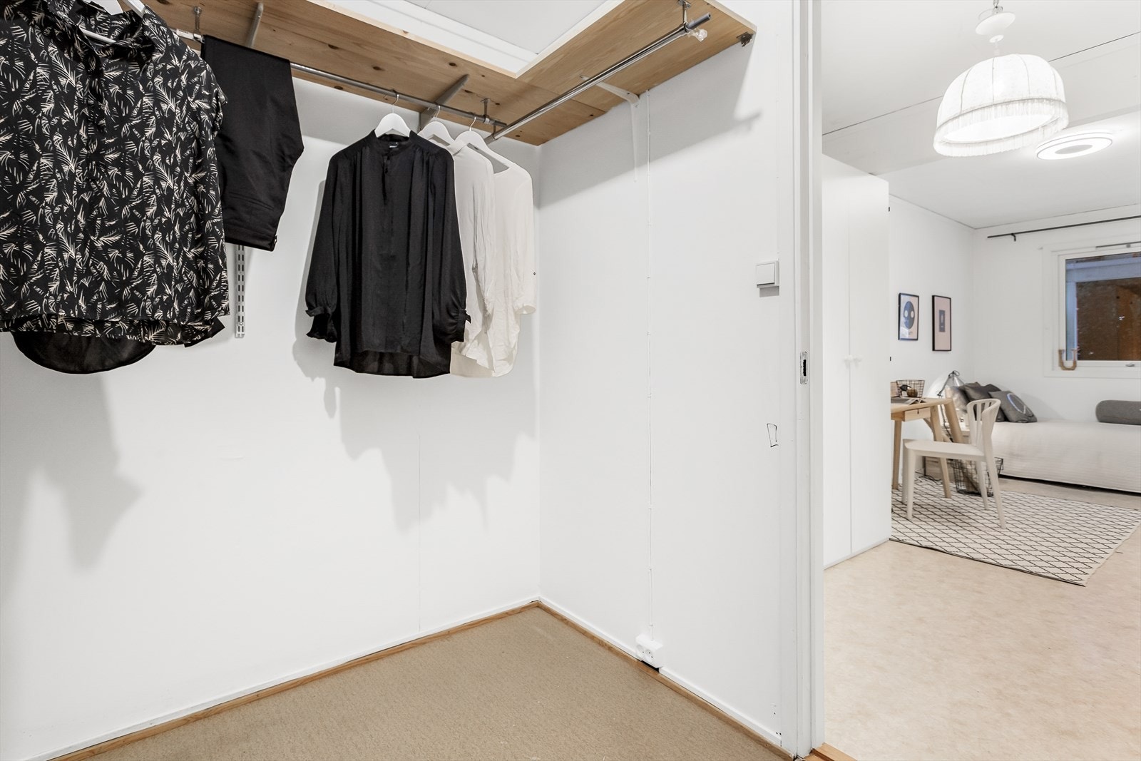 Praktisk walk-in, evt. bod for ekstra lagring. Galleribilde